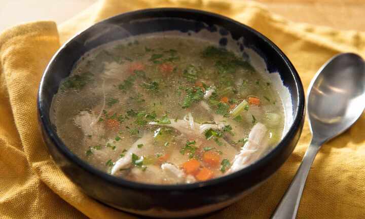 Cách nấu súp gà ngô nấm thanh mát, tốt cho sức khỏe