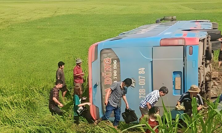 Tài xế tử vong cùng nhiều hành khách bị thương sau khi xe khách lao xuống ruộng