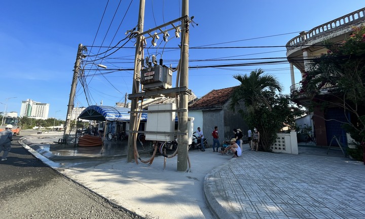 Phú Yên: Trụ điện ‘mọc’ giữa đường, người dân không có lối đi