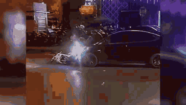 Cãi nhau với vợ, chồng bám nắp ca pô ô tô trên đoạn đường dài