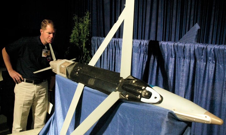 Phòng không Nga dễ dàng bắn hạ bom lượn thông minh của Mỹ