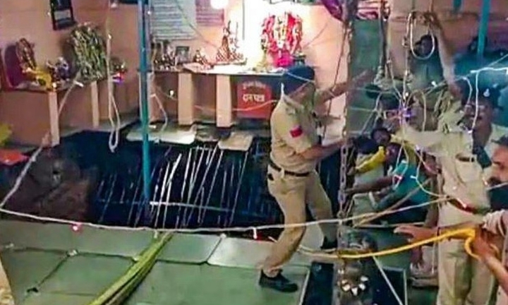 Sập giếng cổ trong đền thờ ở Ấn Độ, 13 người chết