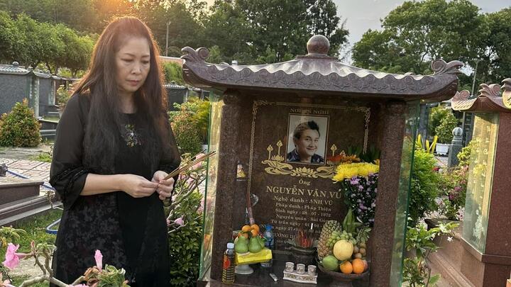 Khán giả nghẹn ngào khi nhìn NSND Hồng Vân thăm mộ cố nghệ sĩ Anh Vũ