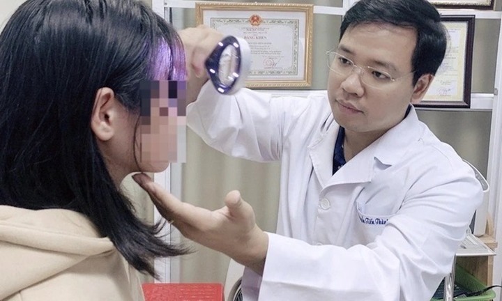 Học Tiktok đun nước lá trị nám, 4 phụ nữ mặt loang lổ sau một đêm