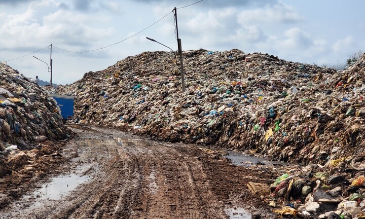Núi rác giữa lòng đảo Ngọc Phú Quốc, mùi hôi thối bay xa cả vài km