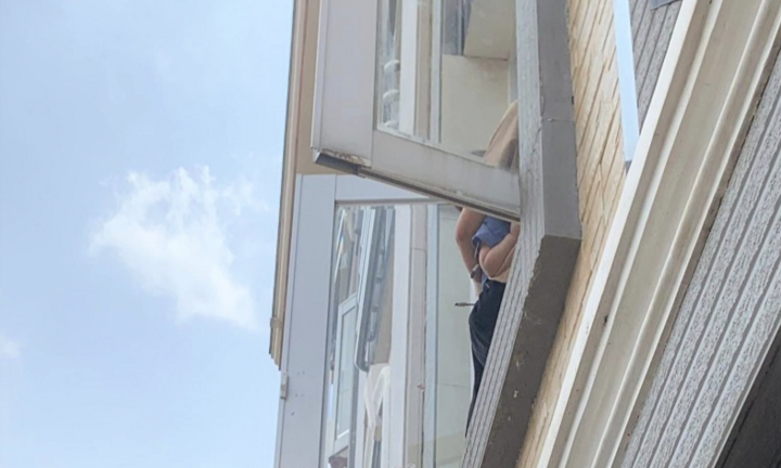 Nghẹt thở giải cứu người mẹ ôm con nhỏ định nhảy lầu tự tử ở Đắk Nông