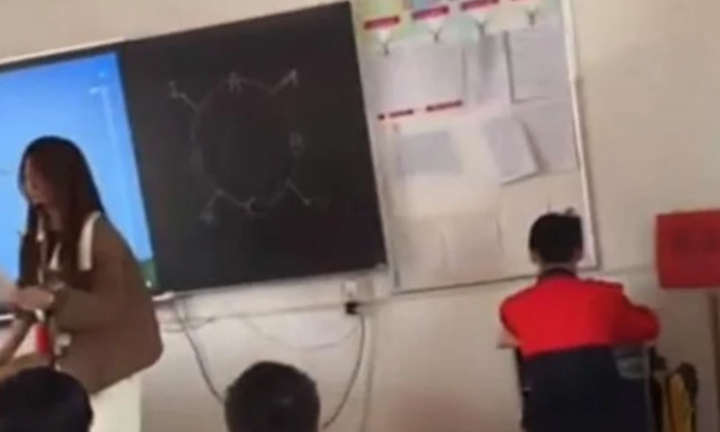 Giáo viên Trung Quốc bắt học sinh ngồi bàn riêng, úp mặt vào tường suốt 6 tháng