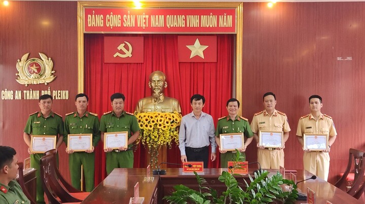 Khen thưởng đột xuất lực lượng công an vây bắt giám đốc Trung Quốc giết kế toán