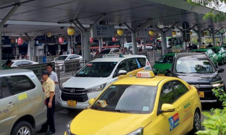 Đề nghị ngừng thu phí mới đối với taxi tại sân bay Tân Sơn Nhất