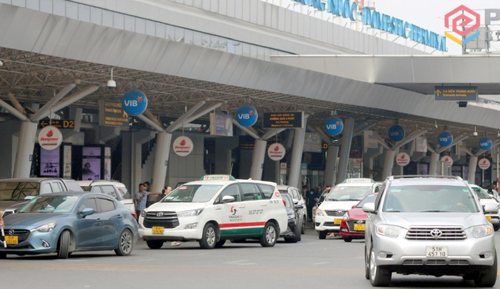 Thu phí taxi vào sân bay Tân Sơn Nhất: 'Trăm dâu lại đổ đầu' hành khách