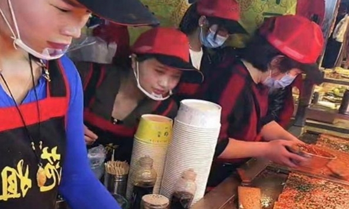 Chỉ bán đồ ăn vặt, cặp đôi kiếm hơn 30 triệu mỗi ngày