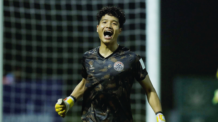 HLV Troussier dự khán, Phí Minh Long ghi điểm xuất sắc