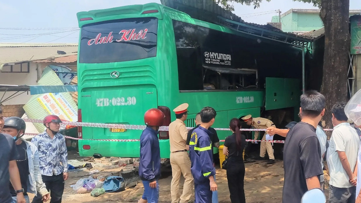 Toàn cảnh vụ xe khách lao vào nhà dân khiến 10 người thương vong