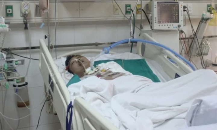 Người vợ trẻ tuyệt vọng nhìn chồng hôn mê, hai con bị gan bẩm sinh khó chữa
