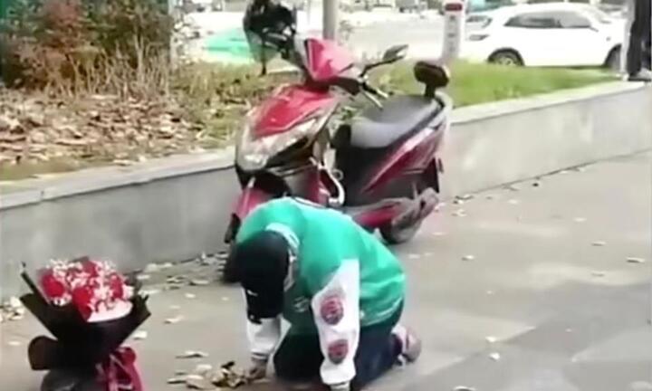 Quỳ dưới mưa gần một ngày để xin bạn gái cũ quay lại ở Trung Quốc