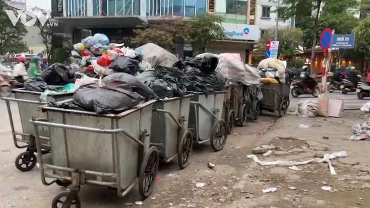 Xe thu gom rác hoạt động trong giờ cấm