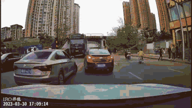 Xe tải lao như bay, tông hàng loạt ô tô trên đường