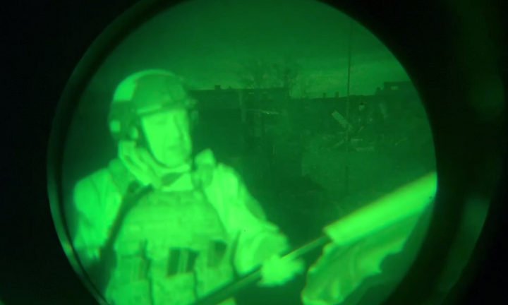 Chỉ huy Wagner cắm cờ trên trung tâm hành chính Bakhmut