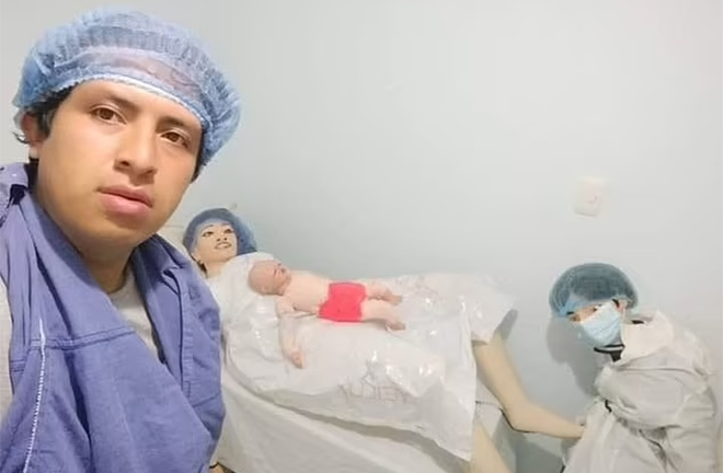 Người đàn ông đính hôn với búp bê, sinh ba con