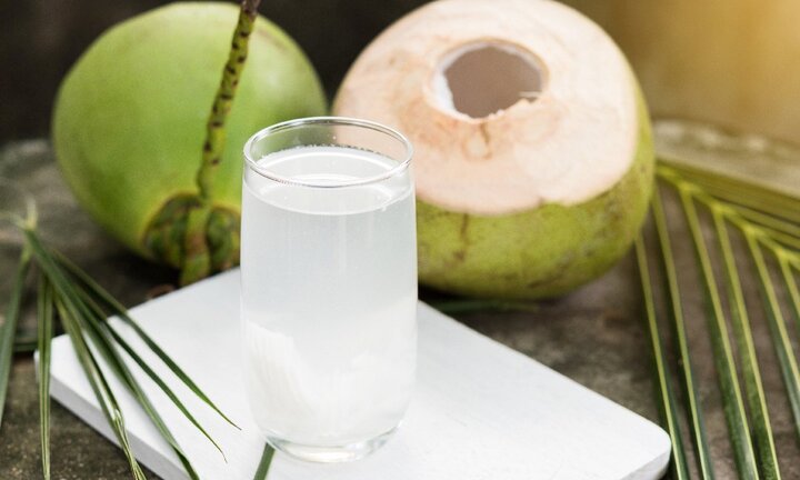 Có nên uống nước dừa khi đang bị sốt không?
