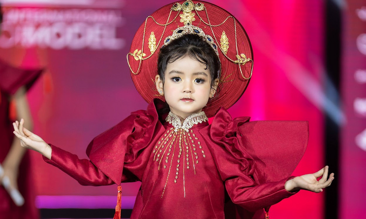 Bé Happi phim ‘Đừng làm mẹ cáu’ tự tin sải bước trên sàn diễn thời trang