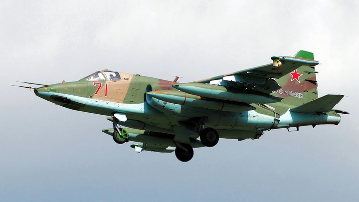 Cường kích Su-25 của Nga bay tầm thấp phóng tên lửa vào mục tiêu ở Ukraine