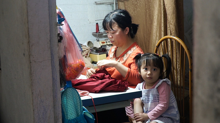 Nỗi lòng người phụ nữ khuyết tật bươn chải kiếm tiền nuôi con và mẹ già