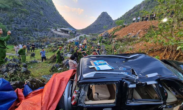 Cứu thành công nạn nhân bị ô tô cuốn xuống hố sâu 50m ở đèo Mã Pì Lèng