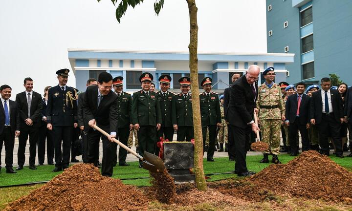 Chủ tịch nước Việt Nam cùng Toàn quyền Australia trồng cây ngọc lan