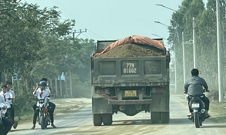 Bình Định: Người dân khốn khổ vì xe chở đất gây bụi mù mịt