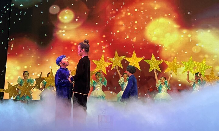 Học sinh tiểu học TP.HCM học lịch sử qua nhạc kịch tiếng Anh 