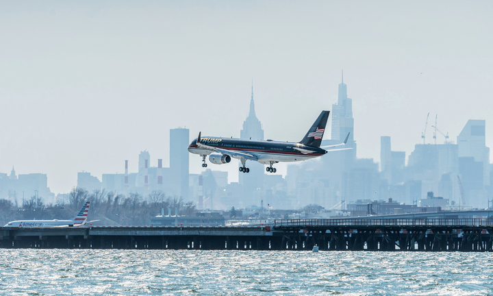 Ông Trump đến New York trước khi ra tòa