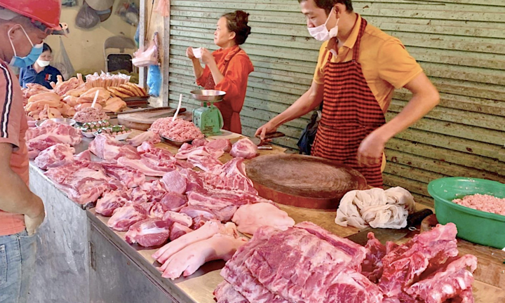 Giá heo hơi chạm đáy: Vì sao người tiêu dùng vẫn phải mua thịt heo giá cao ngất?