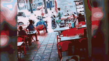 Thanh niên lái xe máy tông thẳng vào quán cơm, thực khách 'đứng tim'