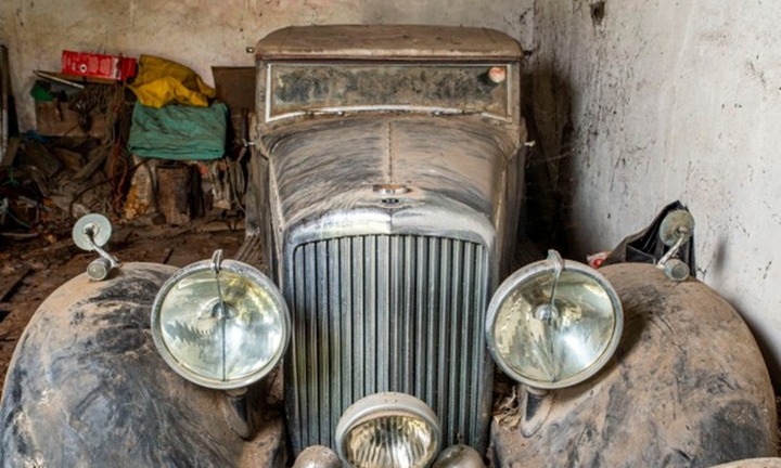Nằm xó 50 năm, siêu xe Bentley mục nát vẫn được bán đấu giá 1,7 tỷ đồng