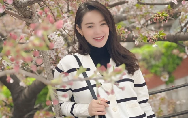 Sao Việt 5/4: 'Mẹ bầu' Minh Hằng đi ngắm hoa anh đào, Kỳ Duyên khoe eo con kiến