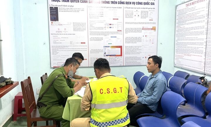 Tài xế nghiện ma túy bỏ chạy khi thấy chốt kiểm tra nồng độ cồn