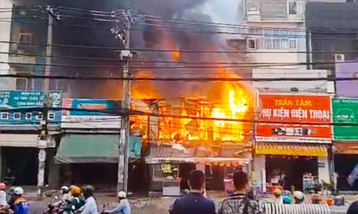 TP.HCM: Dập tắt đám cháy quán cơm lan qua dãy phòng trọ, phát hiện một thi thể