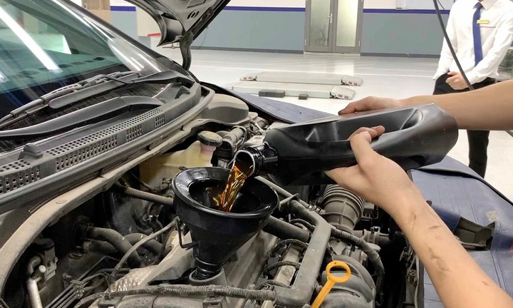 Kinh nghiệm thay dầu nhớt cho ô tô: Khi nào xe cần được thay dầu?