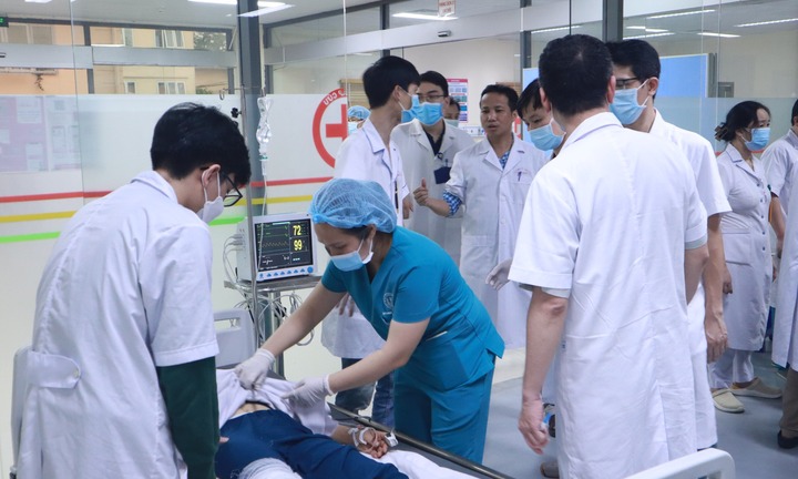 Bộ Y tế: Tập trung mọi nguồn lực cứu người bị thương trong vụ ô tô đâm 17 xe máy