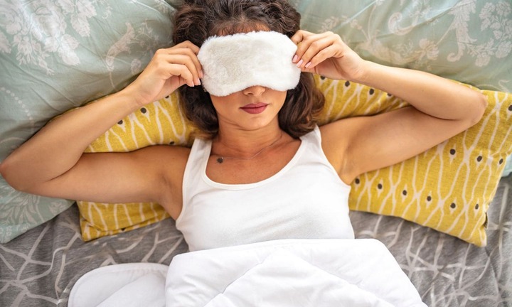 Đeo bịt mắt khi ngủ có hại hay không? 