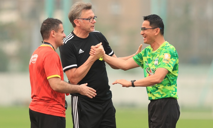 HLV Kiatisak: ‘Tôi đưa cầu thủ trẻ vào cho ông Troussier xem’