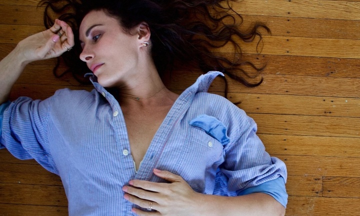 Nữ ca sĩ bị sẩy thai trong lúc biểu diễn trước 2.000 khán giả