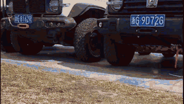 Bé gái trượt patin dưới gầm 12 chiếc xe địa hình