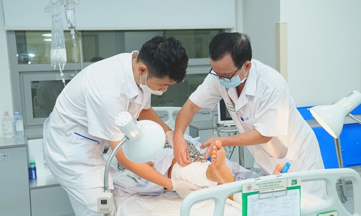 Người đàn ông đầu tiên ở Việt Nam được nối hai cẳng chân bị đứt lìa