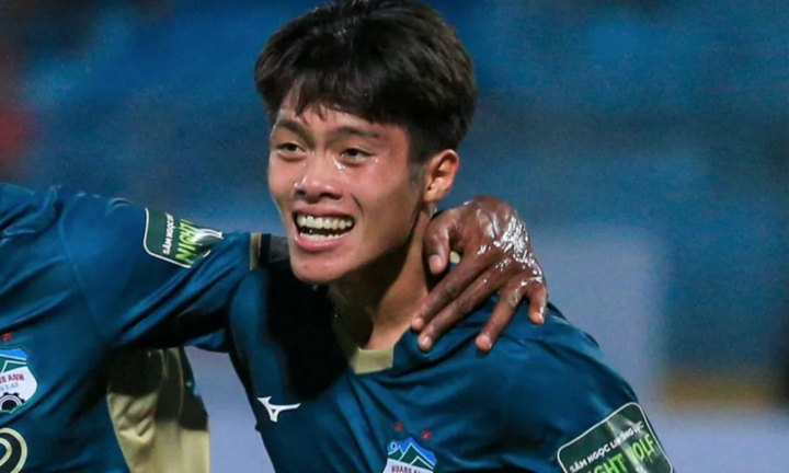 Ghi bàn đầu tiên ở V-League, sao trẻ HAGL được thưởng nóng 
