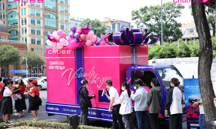 Chubb Life khuấy đảo Hà Nội, TP.HCM với hộp quà khổng lồ ngày Sức khoẻ Thế giới