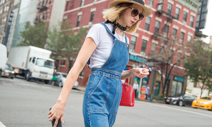 Tham khảo 10 cách phối đồ với quần yếm dành cho bạn nữ