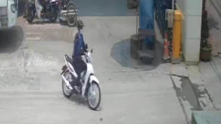 Dàn cảnh lẻn vào công ty trộm xe máy