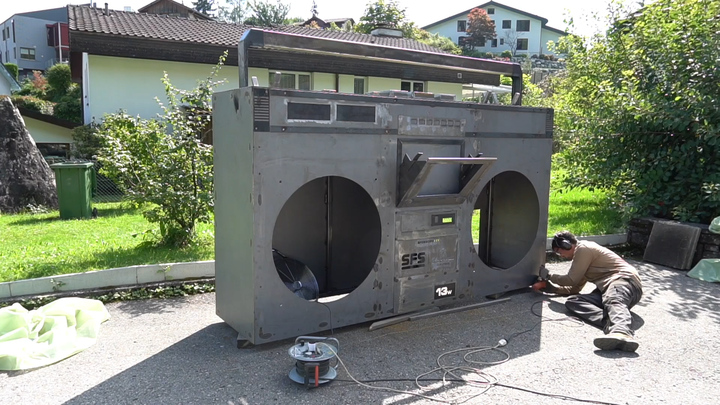 Nhà điêu khắc chế tạo máy cassette bằng kim loại nặng 700kg